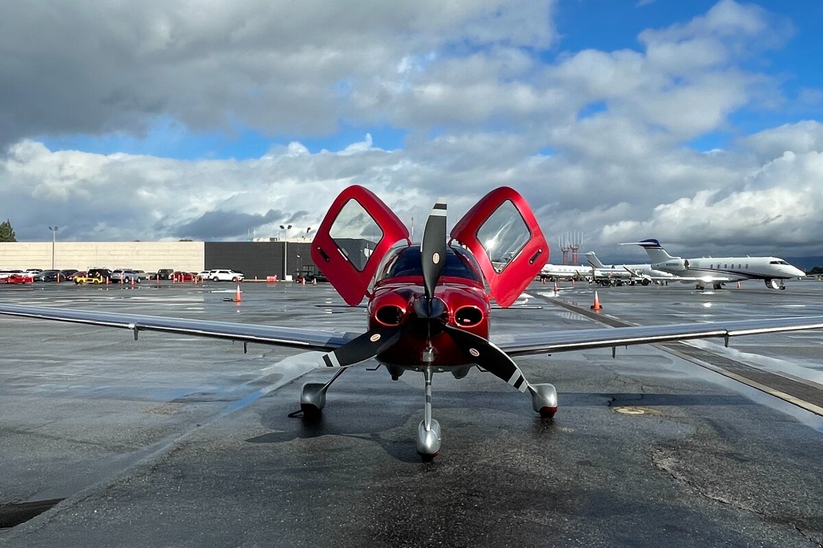 Valerie's Cirrus SR22T on the ramp at Oakland